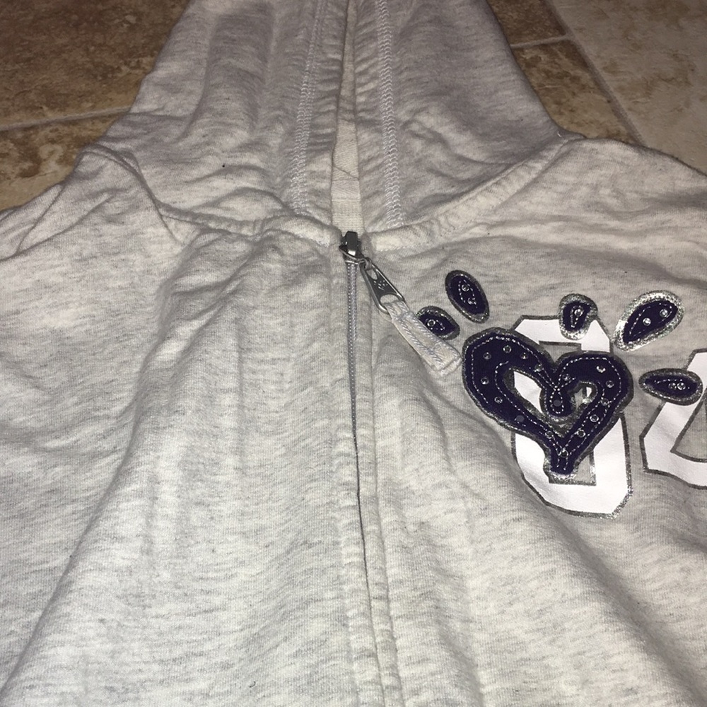No sleeves jacket .